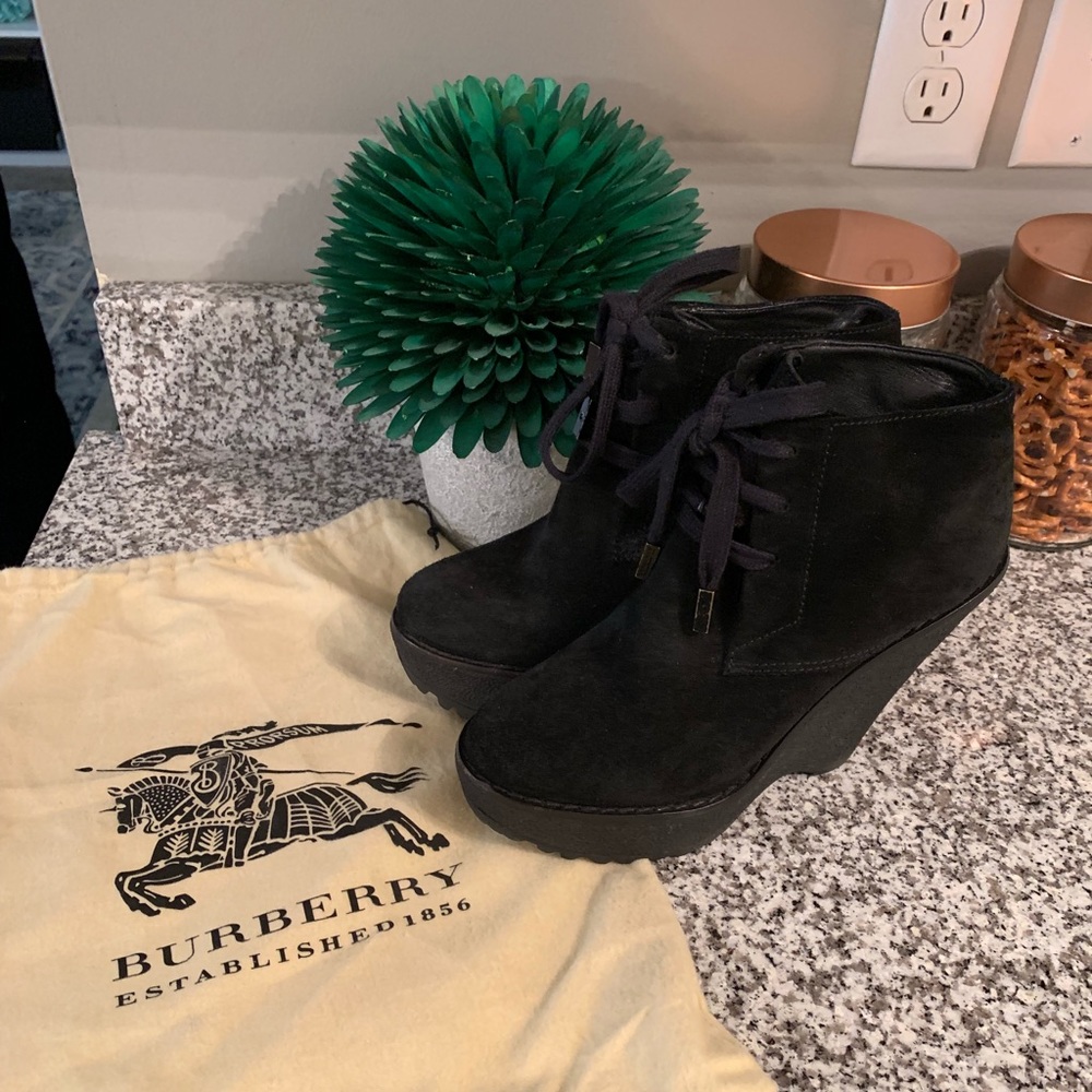 💙 Authentic Burberry Suede Wedges 💙